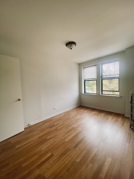 Building Photo - 3933 N Clarendon Ave