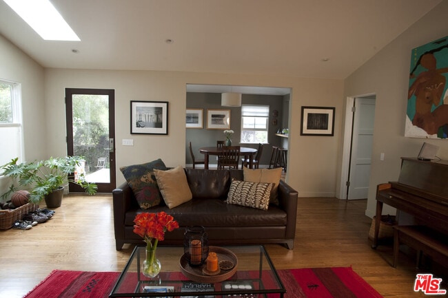 Building Photo - 737 Broadway St