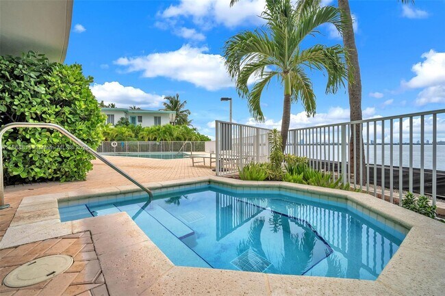 Building Photo - 2000 Bay Dr