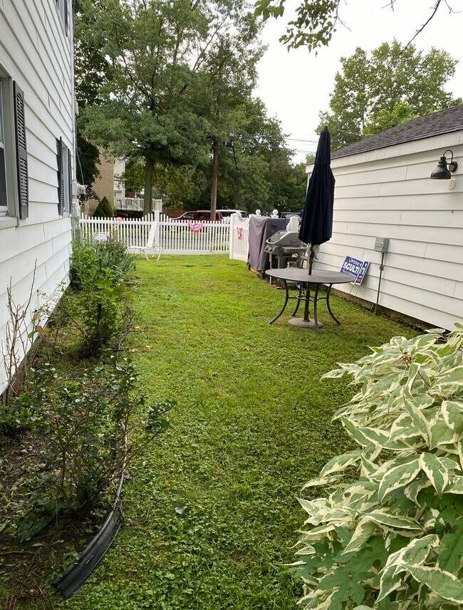 Side yard with outdoor table 4 chairs umbrella - 122 Sterling Ave