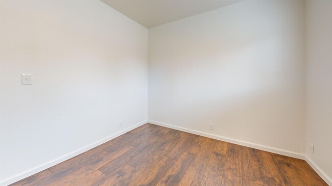 Building Photo - 1558 Bridge St