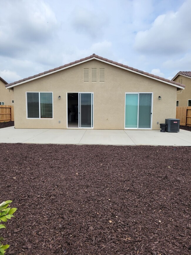 Building Photo - Modern Three Bedroom Home Near UC Merced!