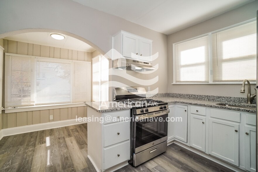 Building Photo - 737 Hampton Ave