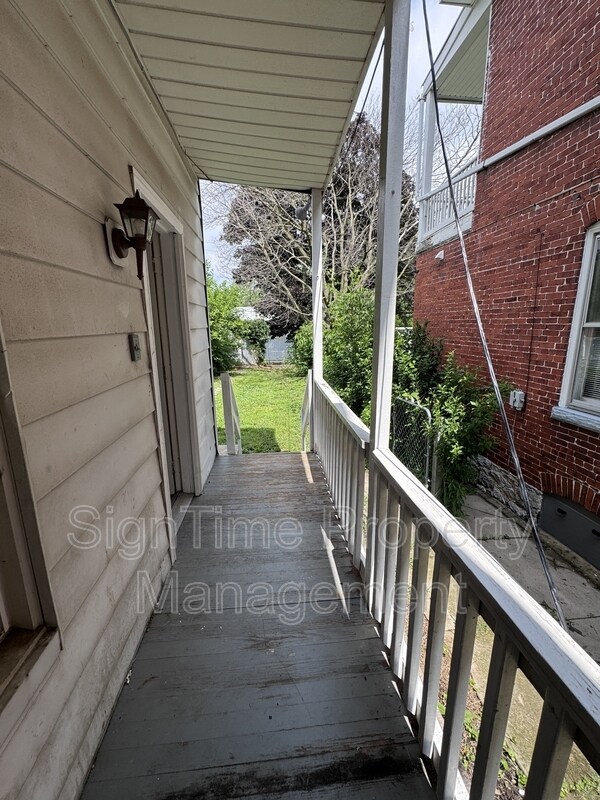 Building Photo - 627 N Mulberry St