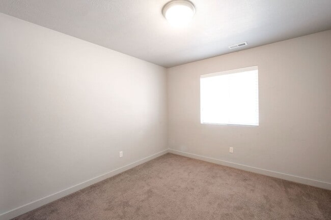 Building Photo - Amazing 2 Story Townhome in Vineyard w/ at...
