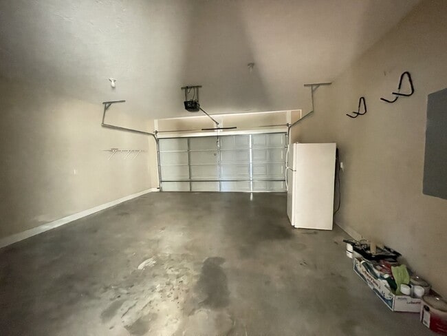 Building Photo - Home For Rent