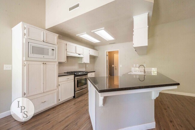 Building Photo - North Fresno Home, 3BR/2BA, Built 1991 – w...