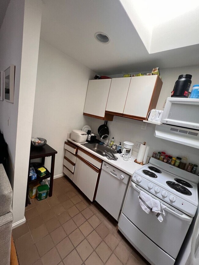 Building Photo - Two-Level Kalorama Condo with Washer/Dryer...