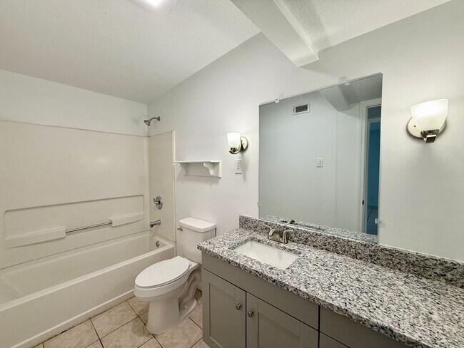 Building Photo - Four Bedroom Bradenton Rental - Large Yard