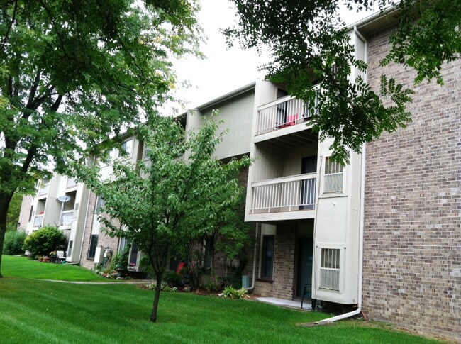 Building Photo - 30515 W 14 Mile Rd