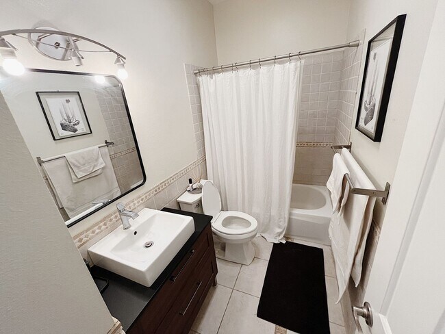 Building Photo - Beautiful Upscale Private Two Bed, Two Bat...