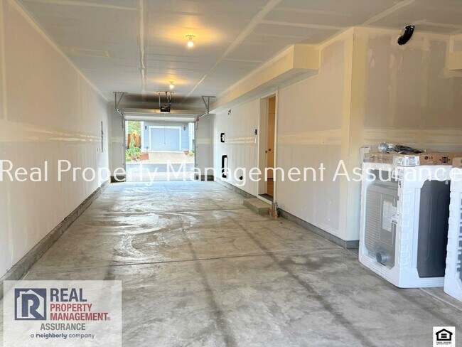 Building Photo - 3023 SW Sherman Pl