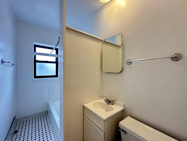 Building Photo - 960 W Cornelia Ave