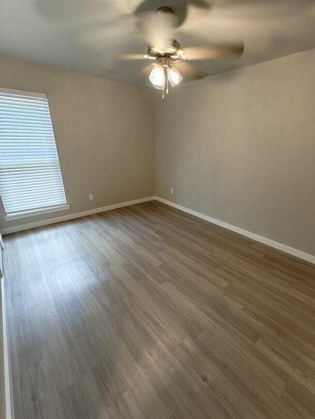 Building Photo - 3 bed 2 bath in Lone Star Trails!