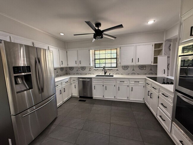 Building Photo - Luxury 4 Bed Home with Bonus Rooms and Pool