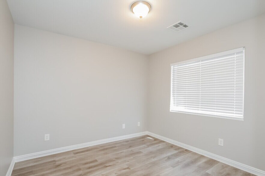 Building Photo - 8853 Red Fox Dr