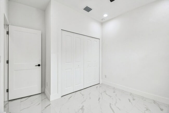 Building Photo - 1403 W 9th St