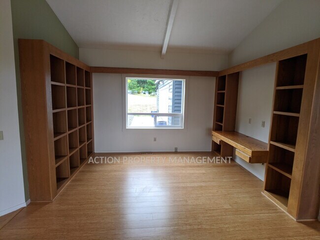 Building Photo - 3 bed 3 bath on 4.8 acres w/ beautiful water view