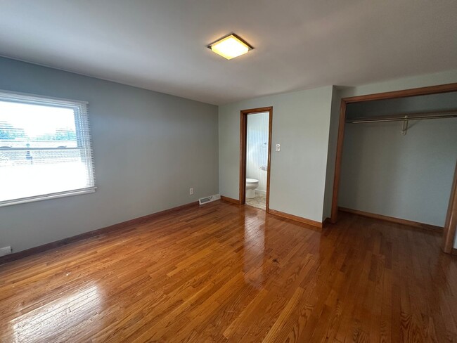 Building Photo - Three Bedroom Single Family Home on NW Side!