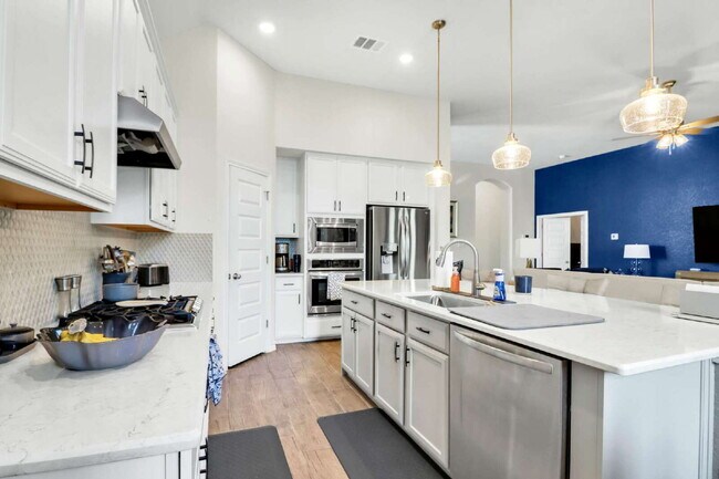 Building Photo - "Spacious 4-Bedroom Haven with 3 Full Baths in San Antonio's Charming Davis Ranch!"