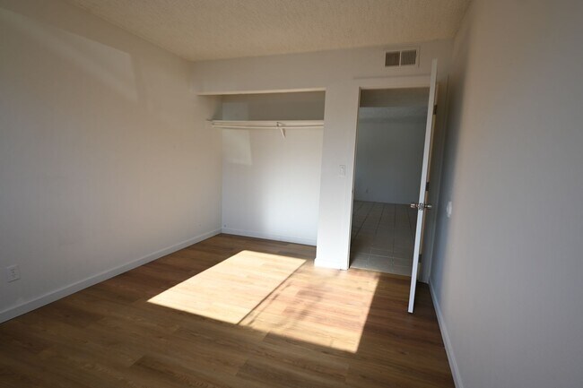 Building Photo - 2 Bedroom Apartment -Las Vegas -NO PETS -1...