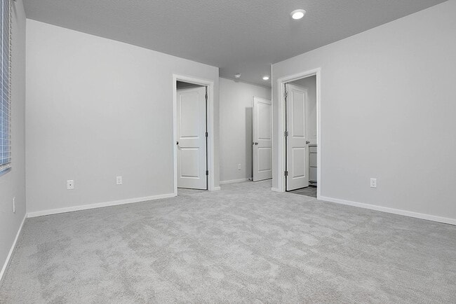 Building Photo - 3 Bedroom 2.5 Bathroom Home with Beautiful Finishes!!