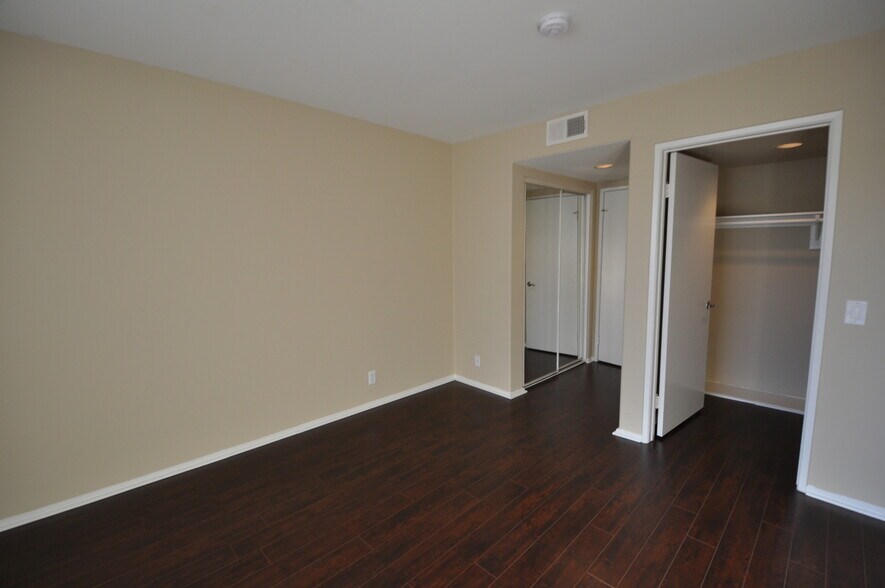 Building Photo - 6041 Fulton Ave