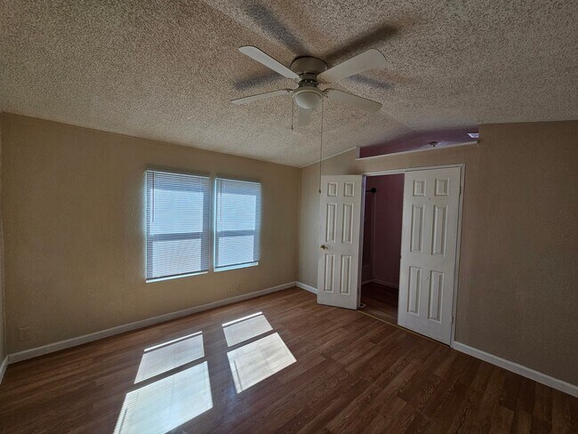 Building Photo - First Month Free!! Remodeled and Cute Manufactured Home in Central BHC