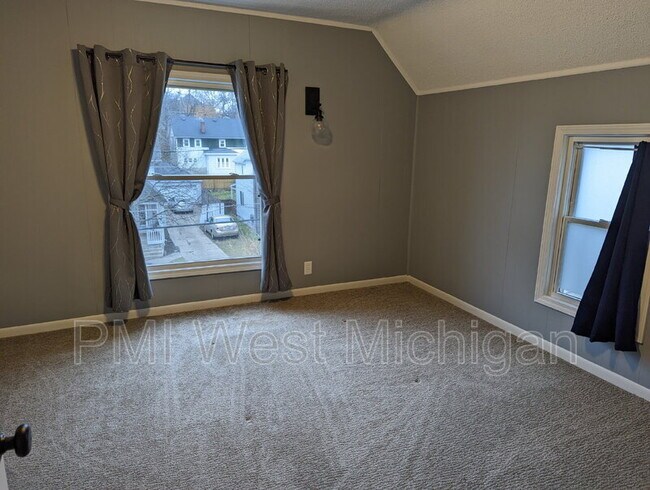 Building Photo - 144 Page St NE