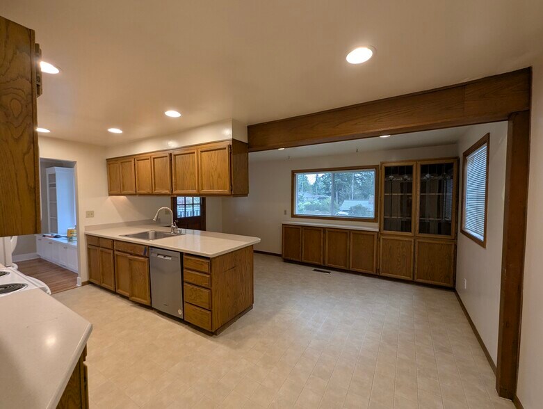 Building Photo - 145 NE 159th St