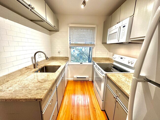 Building Photo - 55 Woodland Pl