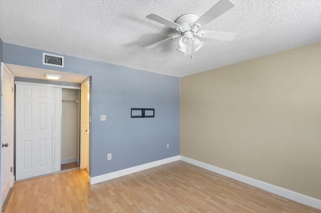 Building Photo - 2 Bedroom 2 bathroom condo available!