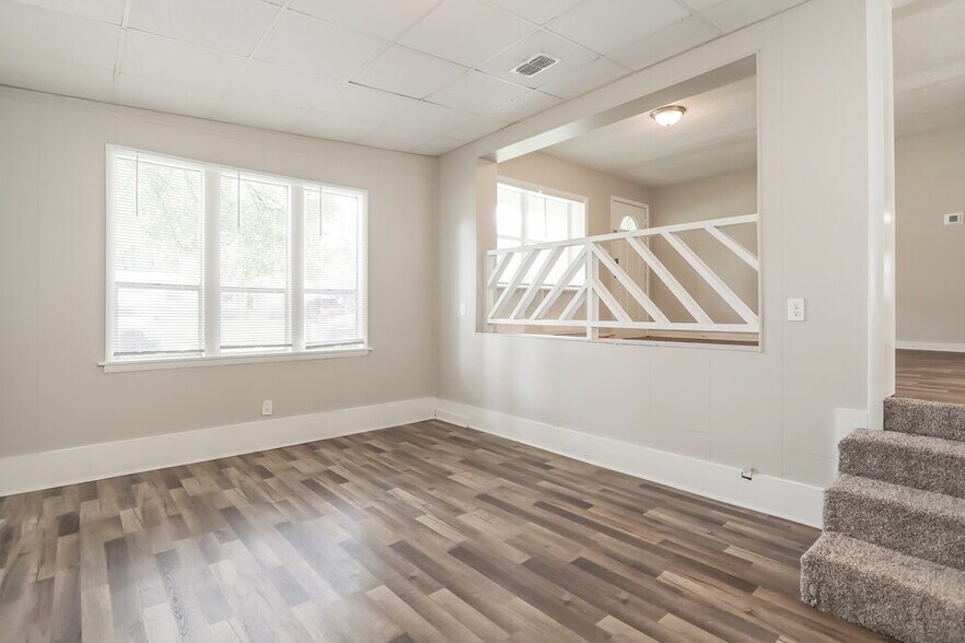 Building Photo - 6511 Burgundy Rd S