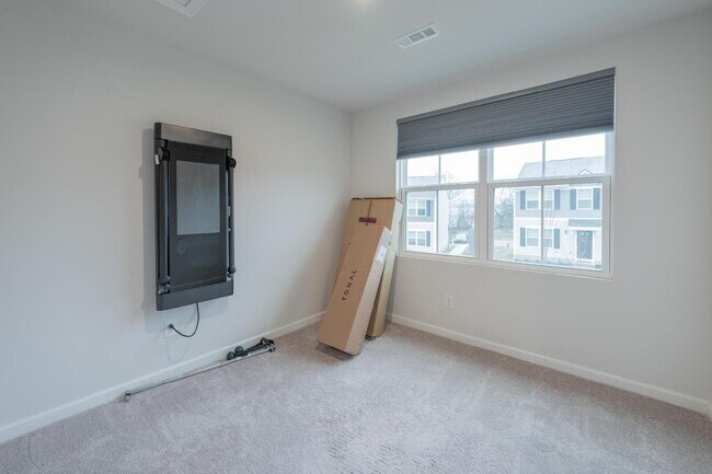 Building Photo - 3 bedroom, 2.5 bathroom townhouse.