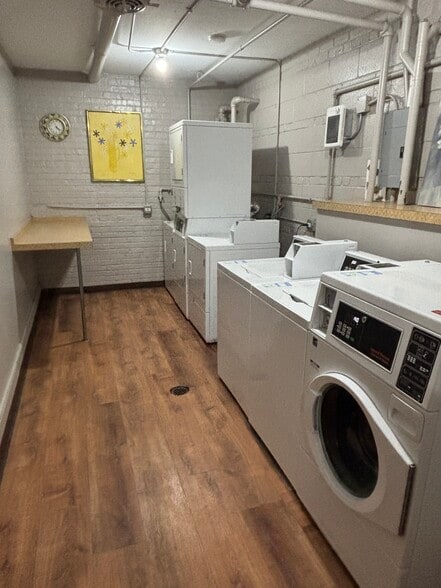 Building Photo - 5920 N Kenmore Ave