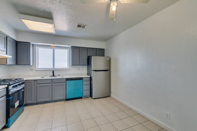 Building Photo - 6987 Mendon Ln