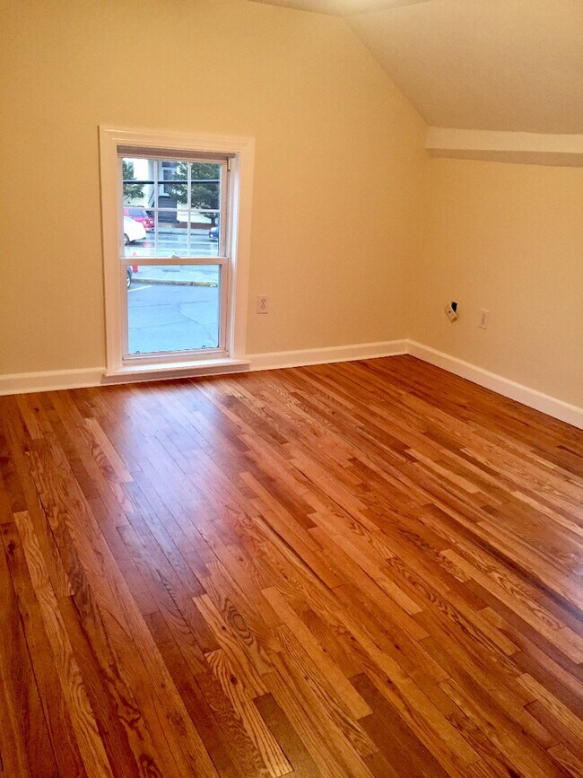 Building Photo - 6 Skillings Rd