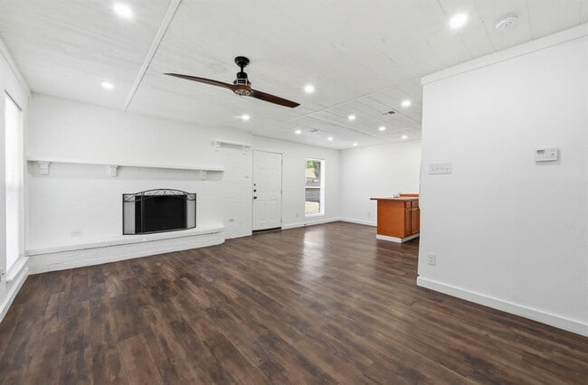 Building Photo - 5104 Spruce Cove