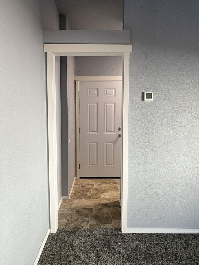 Building Photo - Freshly Updated in Dallesport