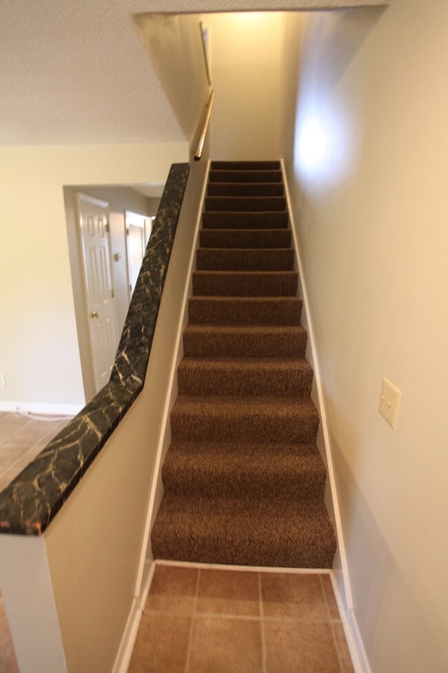 Building Photo - 2 Bed, 2 Bath Apartment – Close to Shoppin...