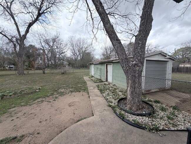 Building Photo - 1604 Main St