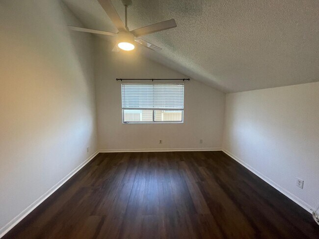 Building Photo - 121 Maplecrest Cir