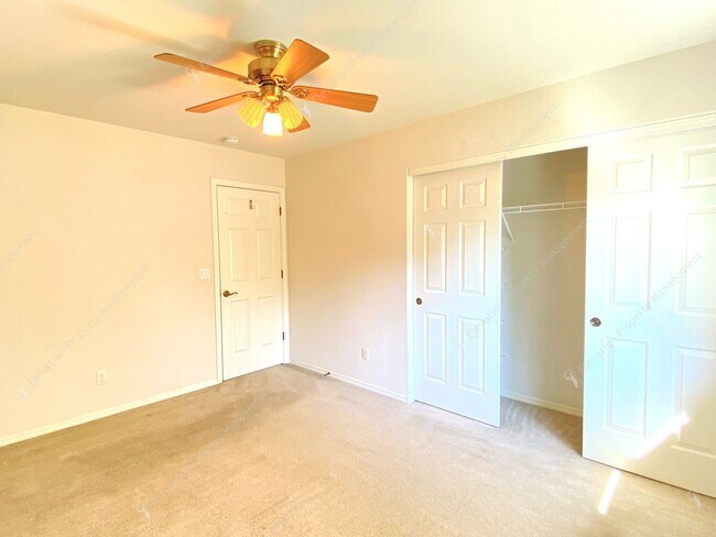 Building Photo - Spacious single-level 3 BR + office in NE ...