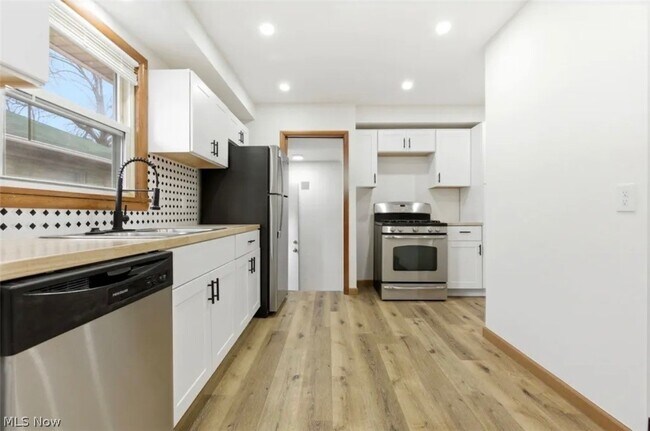 Building Photo - 4422 E 141st St