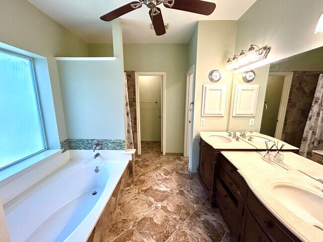 Building Photo - 8807 Brae Ridge Dr