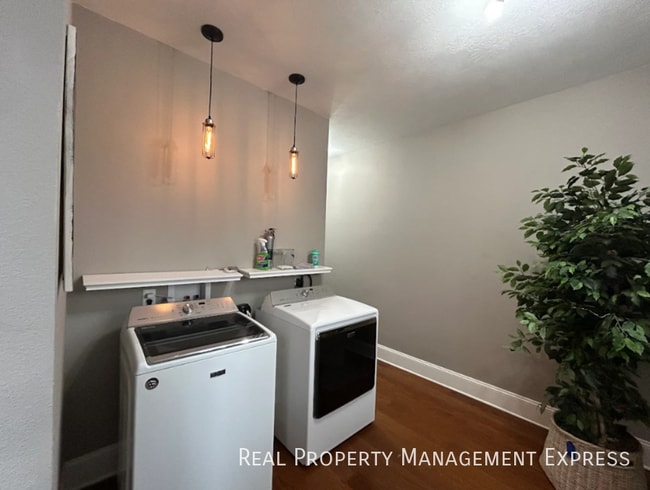 Building Photo - Beautiful 5 Bedroom 3.5 Bath Home