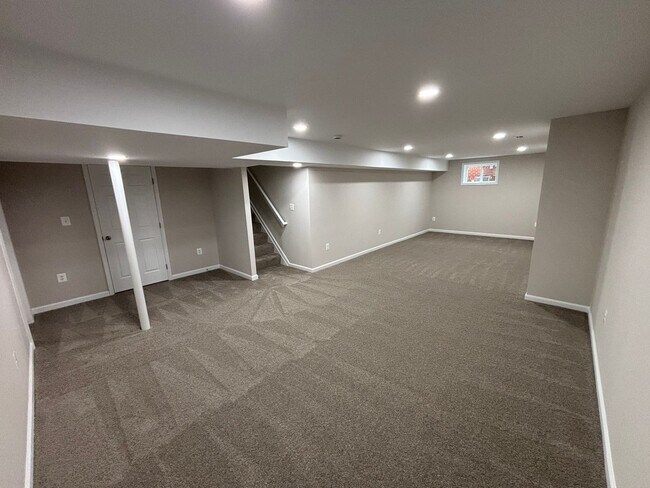 Building Photo - 4 Bedroom 3 Full Bathrooms Newly Renovated...