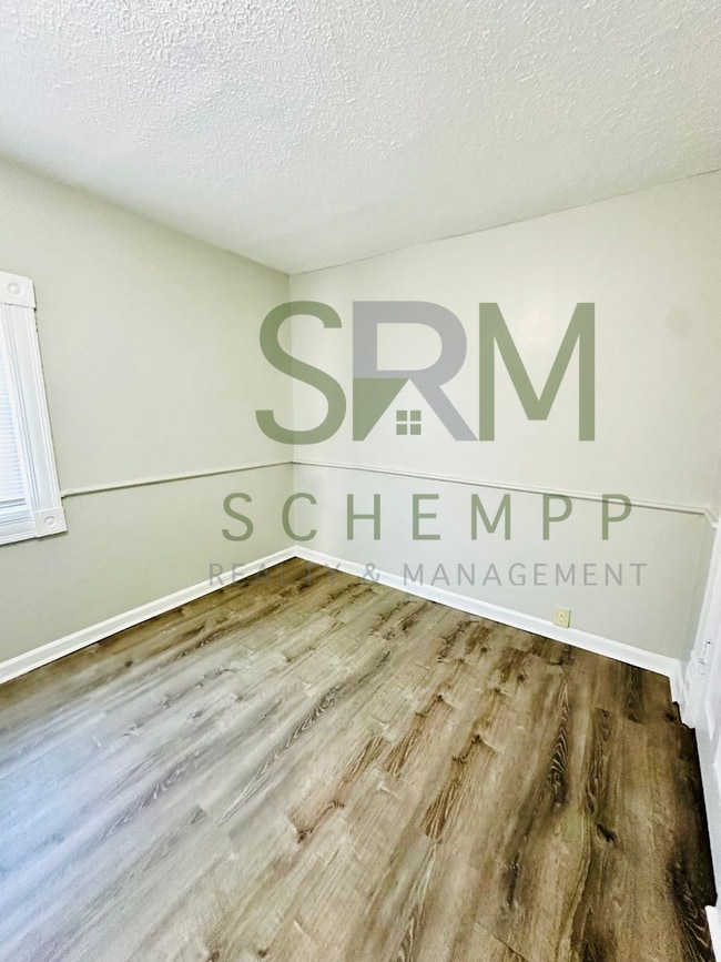 Building Photo - Spacious 2-3 bedroom home in Park Hill- Section 8 accepted