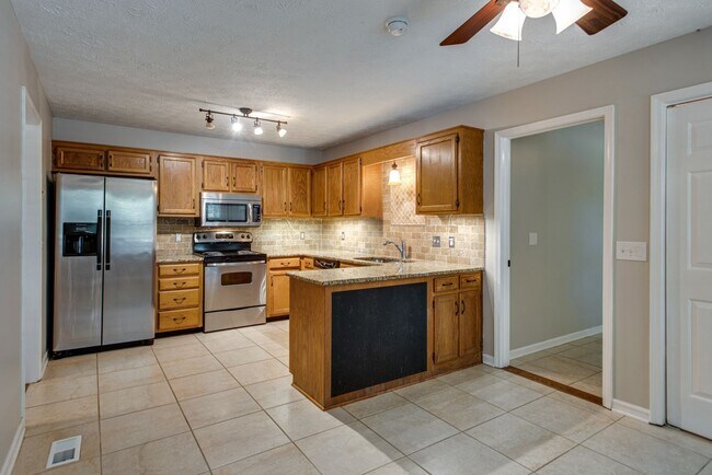 Building Photo - 3 Bed 2 Bath w/bonus room and fence for $2...