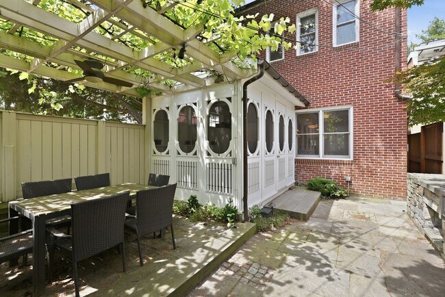 Building Photo - Capitol Hill Victorian Home | 3 Bed | 2.5 Bath | 2,700 Sf | Patio & Screened-In Porch | 2 Surface...